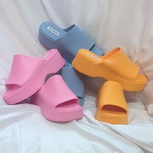 YELLOW Steve Madden slinky platform slide. Size 9.